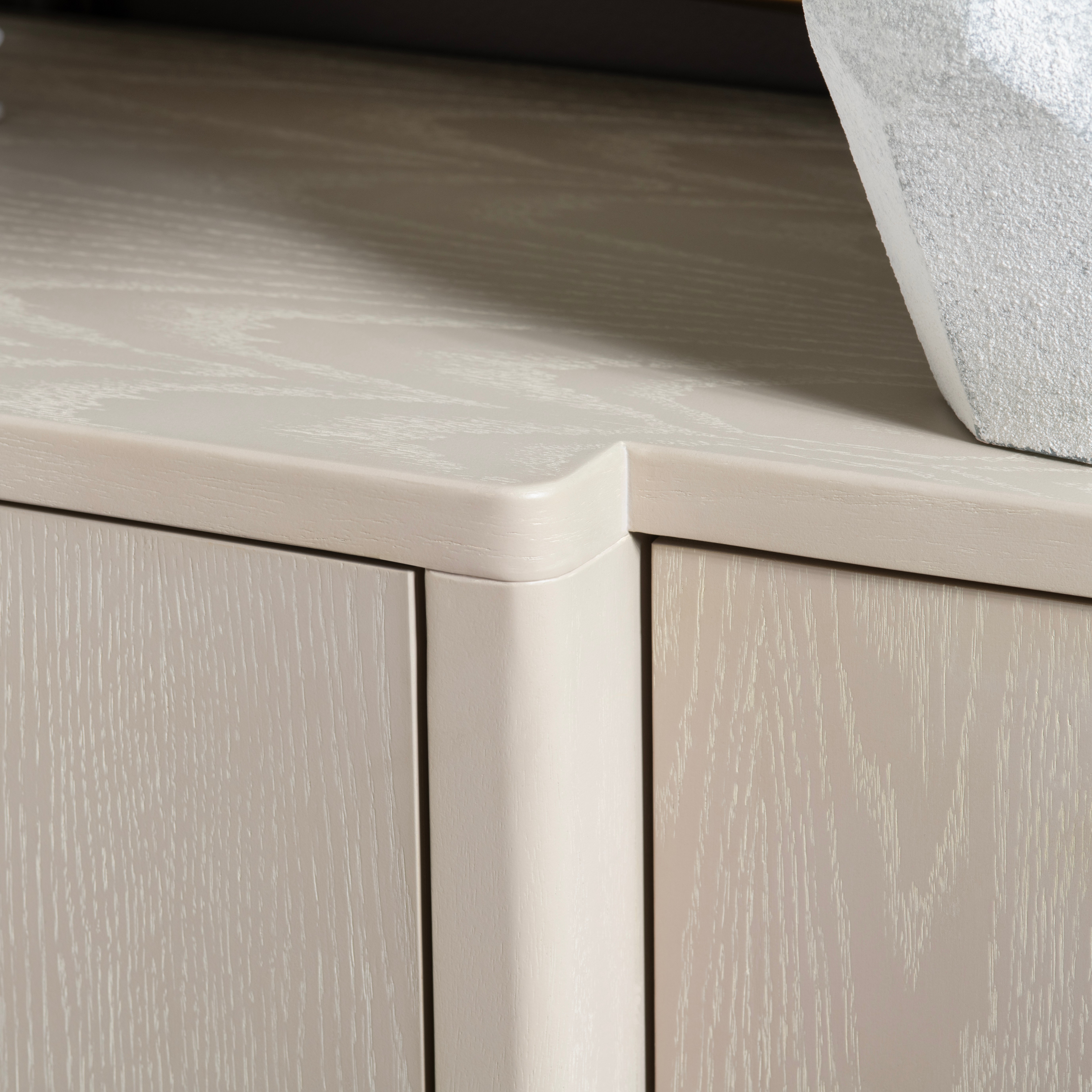 01-04IAコレクション Lexington Four-Door Sideboard - Crestview Collection